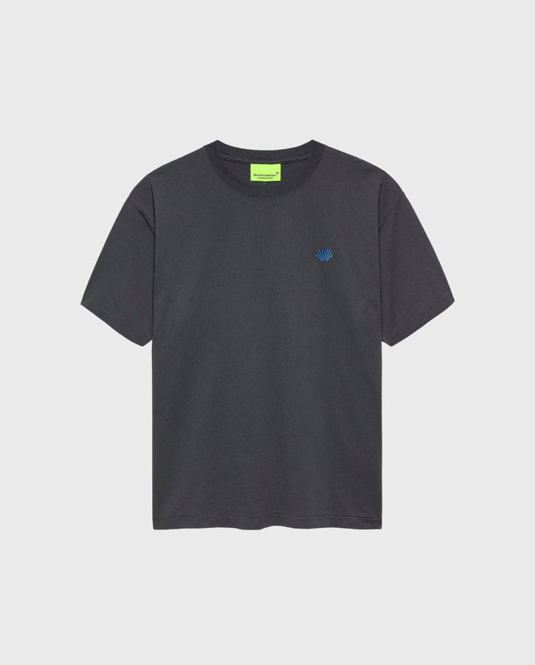 Donkere T-shirt met blauwe logo-opdruk op de borst en groen neklabel.