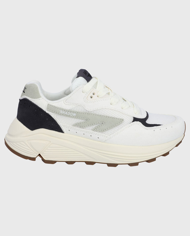 Witte sneaker met olijfgroene inzet en zwarte zijaccenten, dikke zool