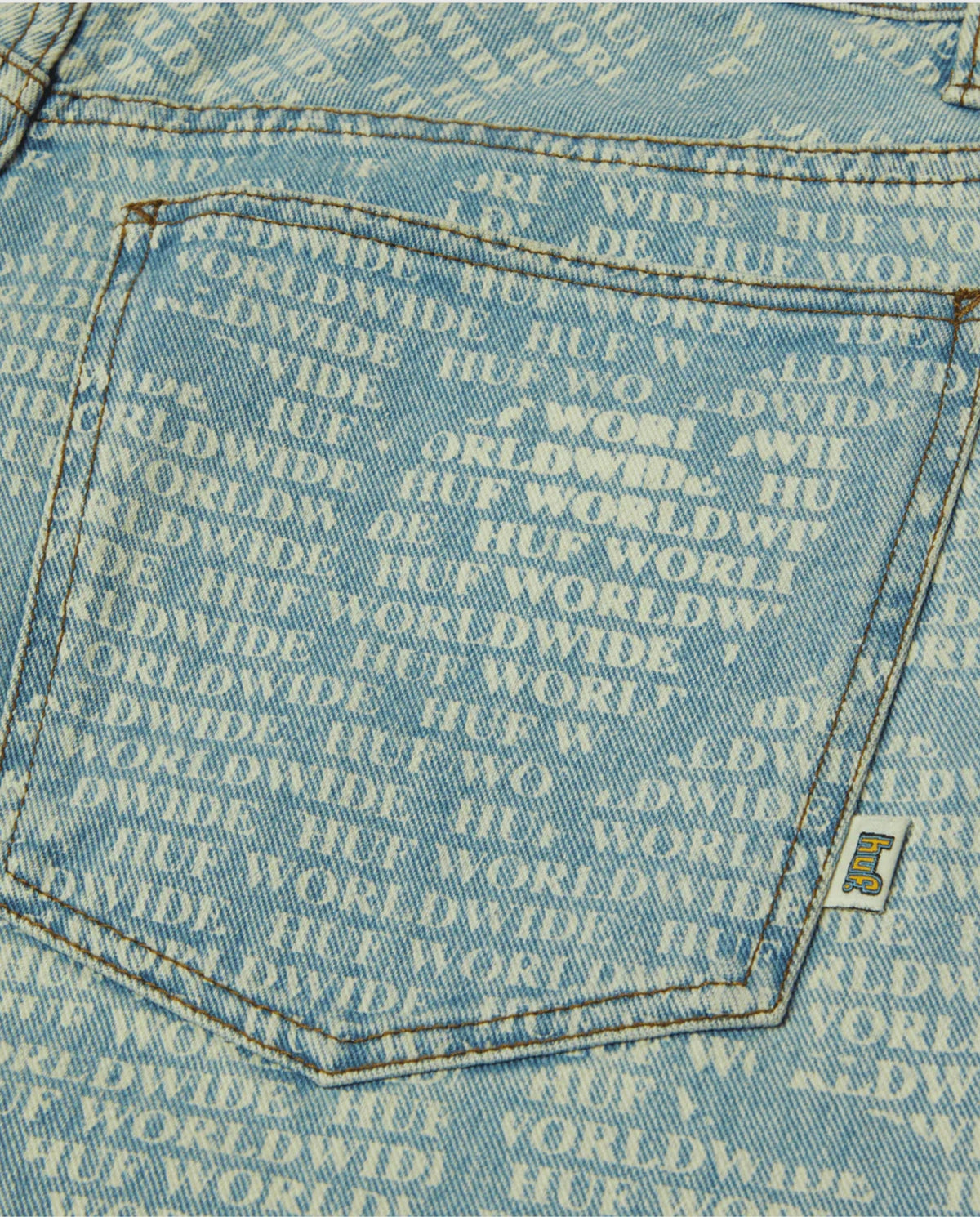 Lichtblauwe denimlook broek met opgestikte voorzak en logoprint.