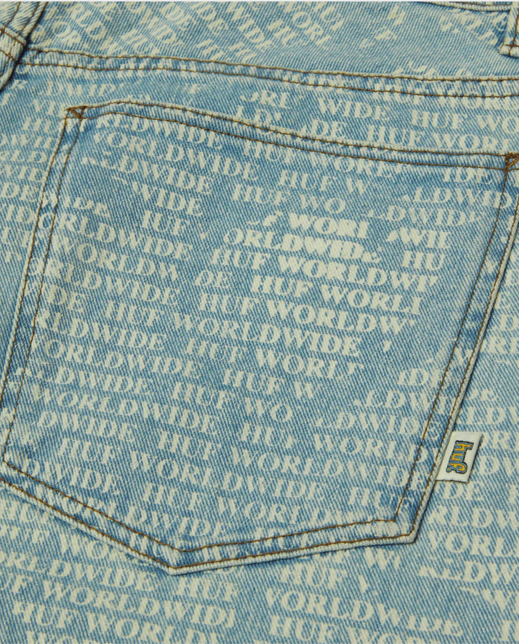 Lichtblauwe denimlook broek met opgestikte voorzak en logoprint.