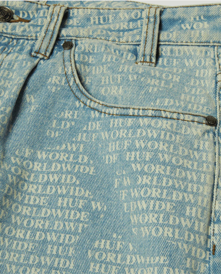 Lichtblauwe denimlook broek met knoopsluiting, riemlussen en logoprint.