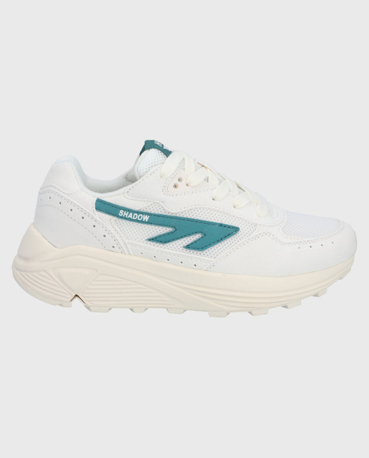 Witte sneaker met teal tape met opschrift op de zijkant en chunky zool