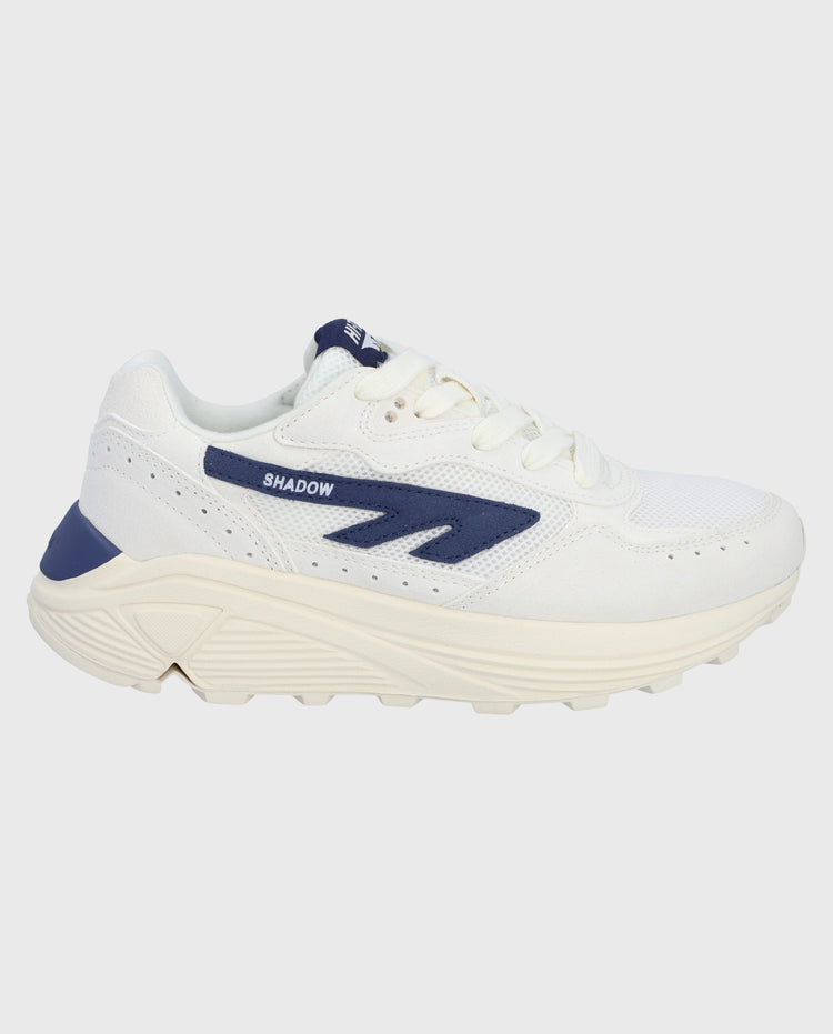 Witte sneaker met donkerblauwe inzet en "Shadow"-print op de zijkant