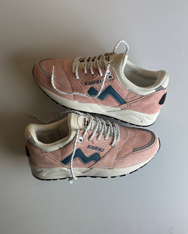 Karhu Aria 95 Cameo Rose / Blue Mirage