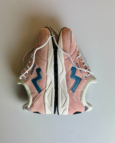 Karhu Aria 95 Cameo Rose / Blue Mirage