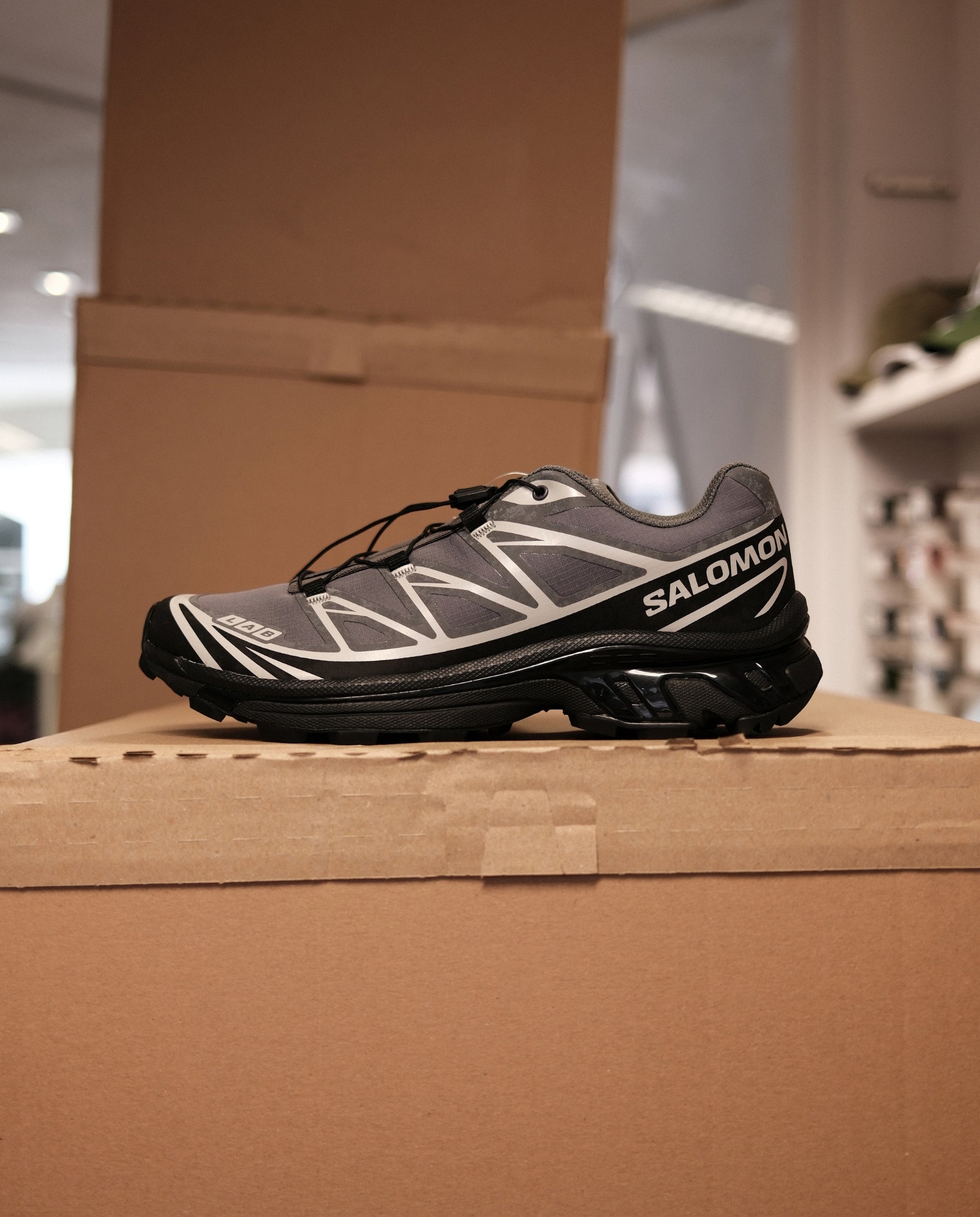 Salomon XT-6 hardloopschoen met veters, donkere kleur en grijs-witte S-prints