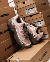 Salomon wandelschoenen lichtroze/grijs in kartonnen schoendozen, met veters en profielzool.