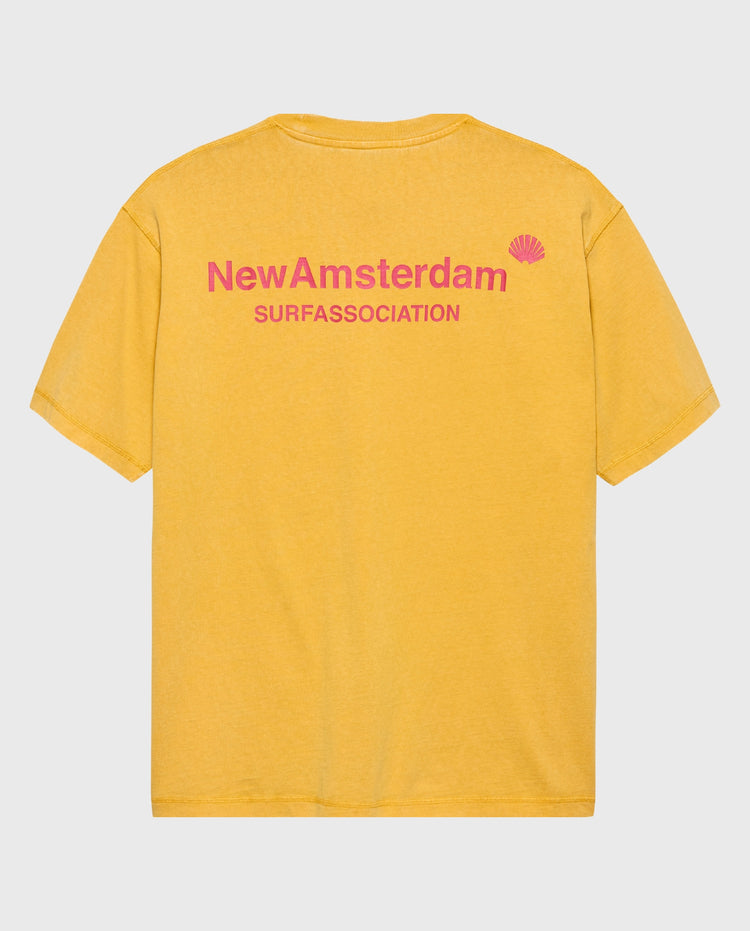Gele T-shirt met roze logo-opdruk vooraan (NewAmsterdam, Surfassociation)