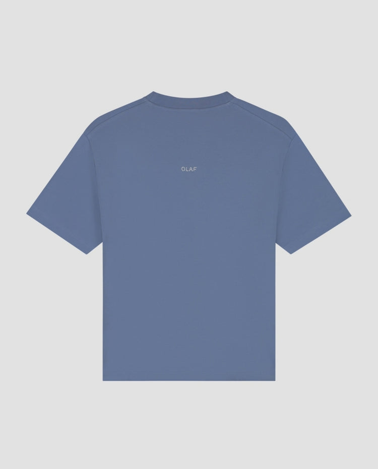 Essentiële T-shirt stofblauw met ronde hals; effen achterzijde met tekstprint.