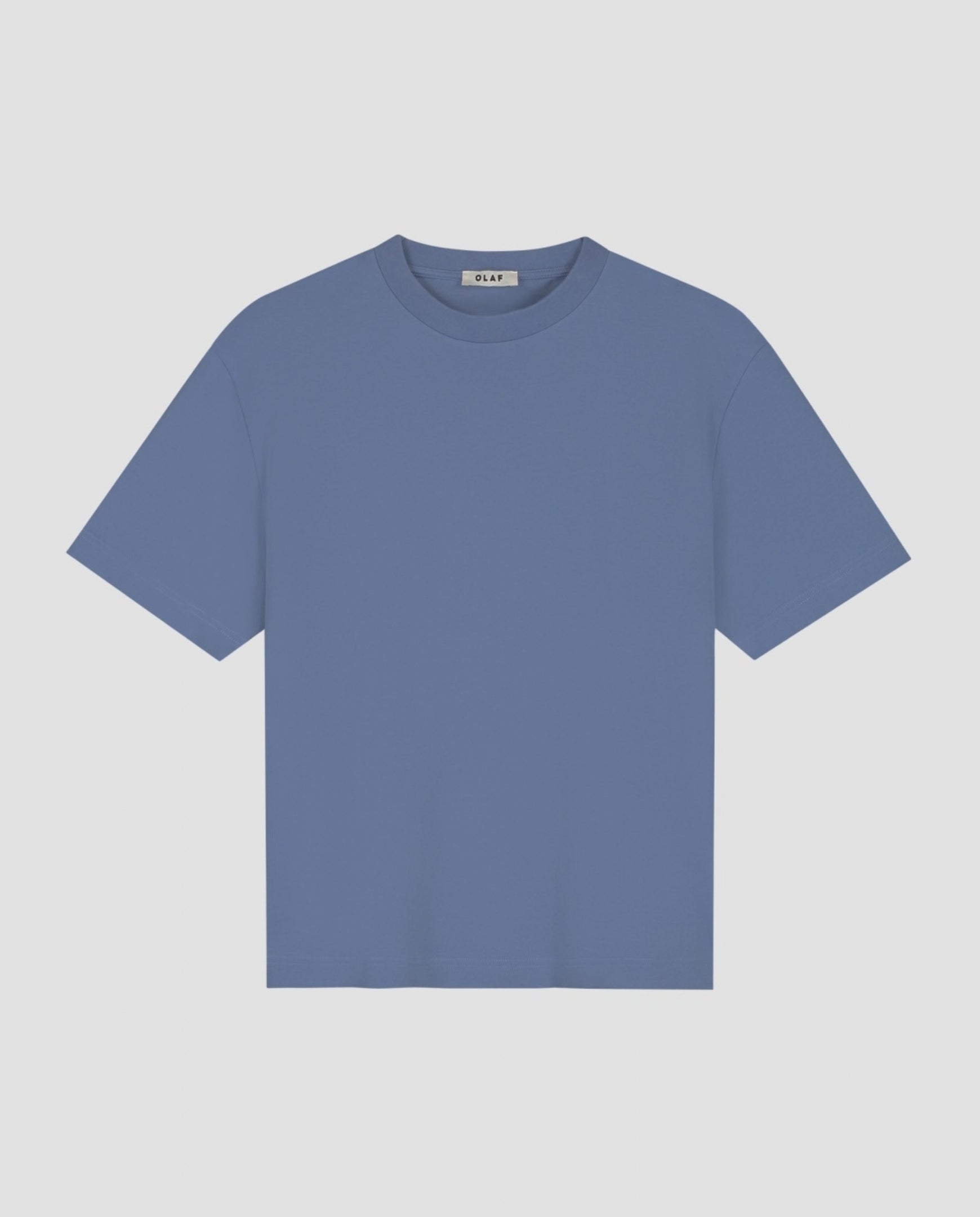 Essentiële T-shirt met ronde hals, stofblauw, korte mouwen en klein borstlabel.