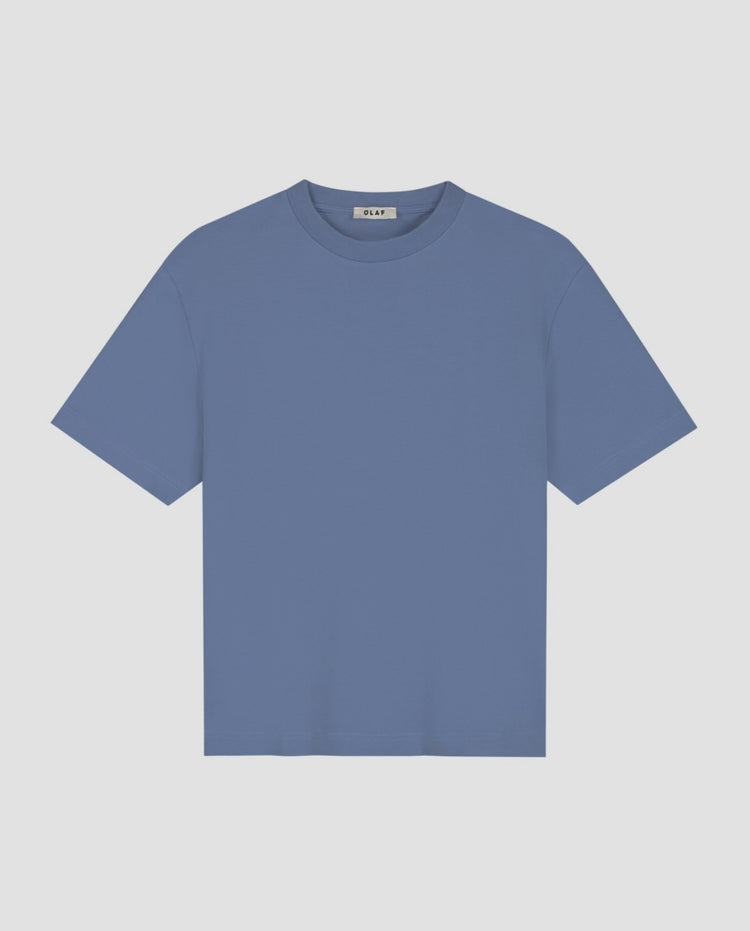 Essentiële T-shirt met ronde hals, stofblauw, korte mouwen en klein borstlabel.