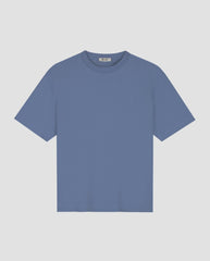 Essentiële T-shirt met ronde hals, stofblauw, korte mouwen en klein borstlabel.