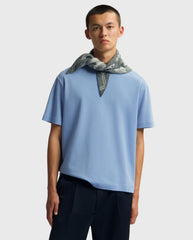 Essentiële T-shirt in stofblauw met ronde hals; korte mouwen, klein borstlabel.