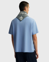 Essentiële T-shirt in stofblauw met ronde hals; achterzijde met kleine tekstprint.
