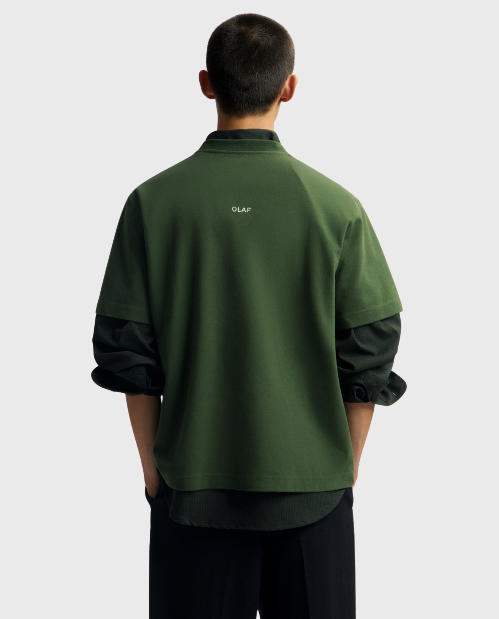 Groene T-shirt aan de achterzijde met ronde hals en kleine logo-opdruk