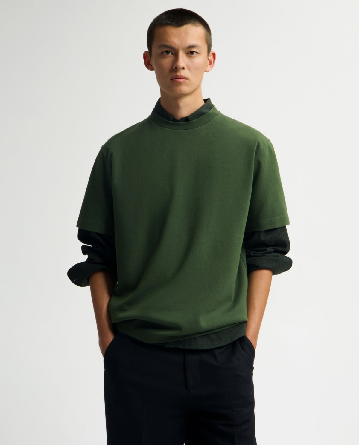 Groene T-shirt met ronde hals en rechte pasvorm, vooraan gedragen