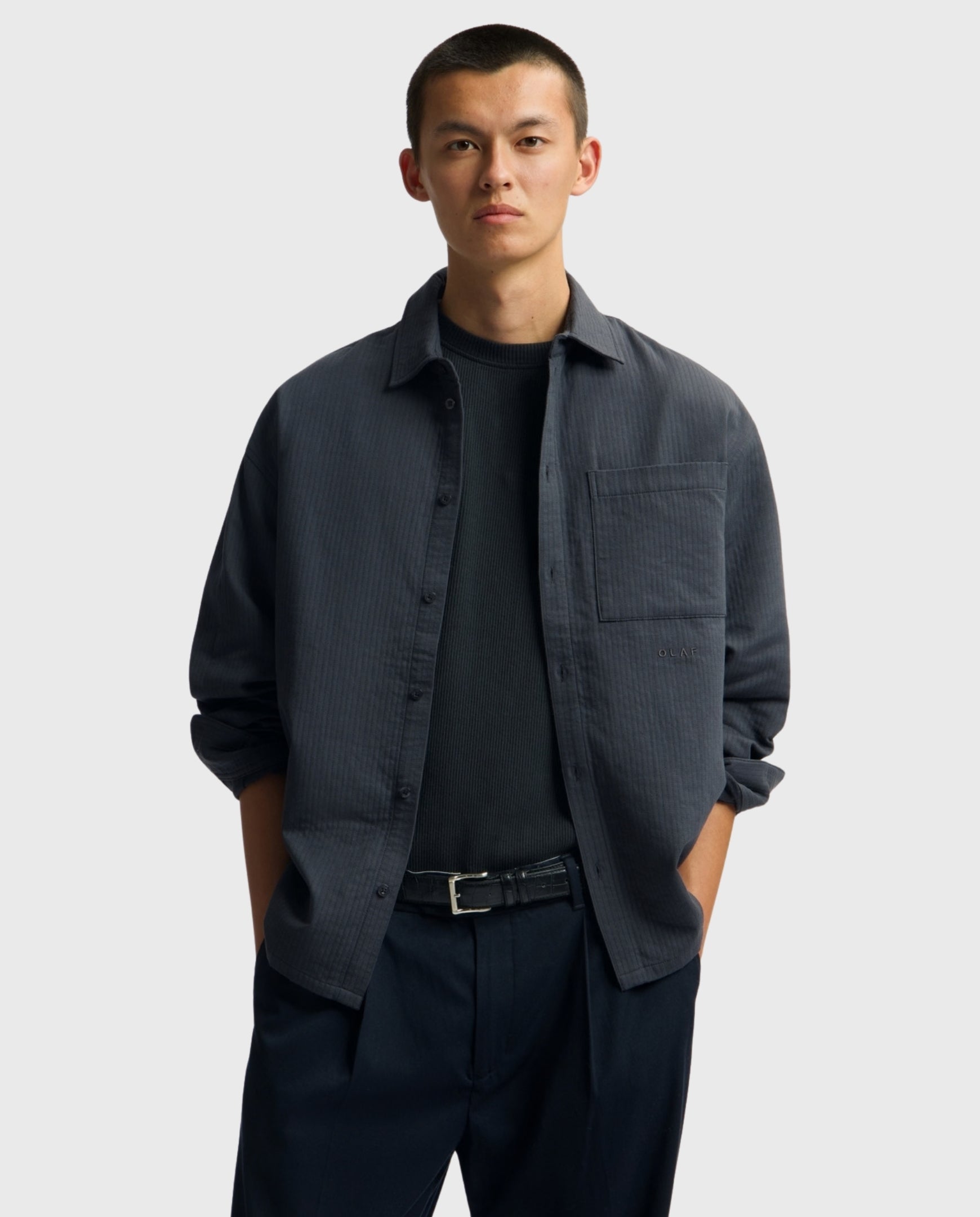 Donkerblauw boxy overhemd met borstzak, knoopsluiting en lange mouwen