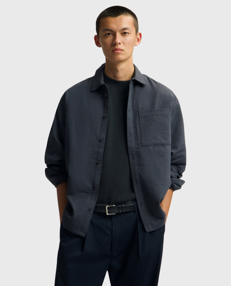 Donkerblauw boxy overhemd met borstzak, knoopsluiting en lange mouwen