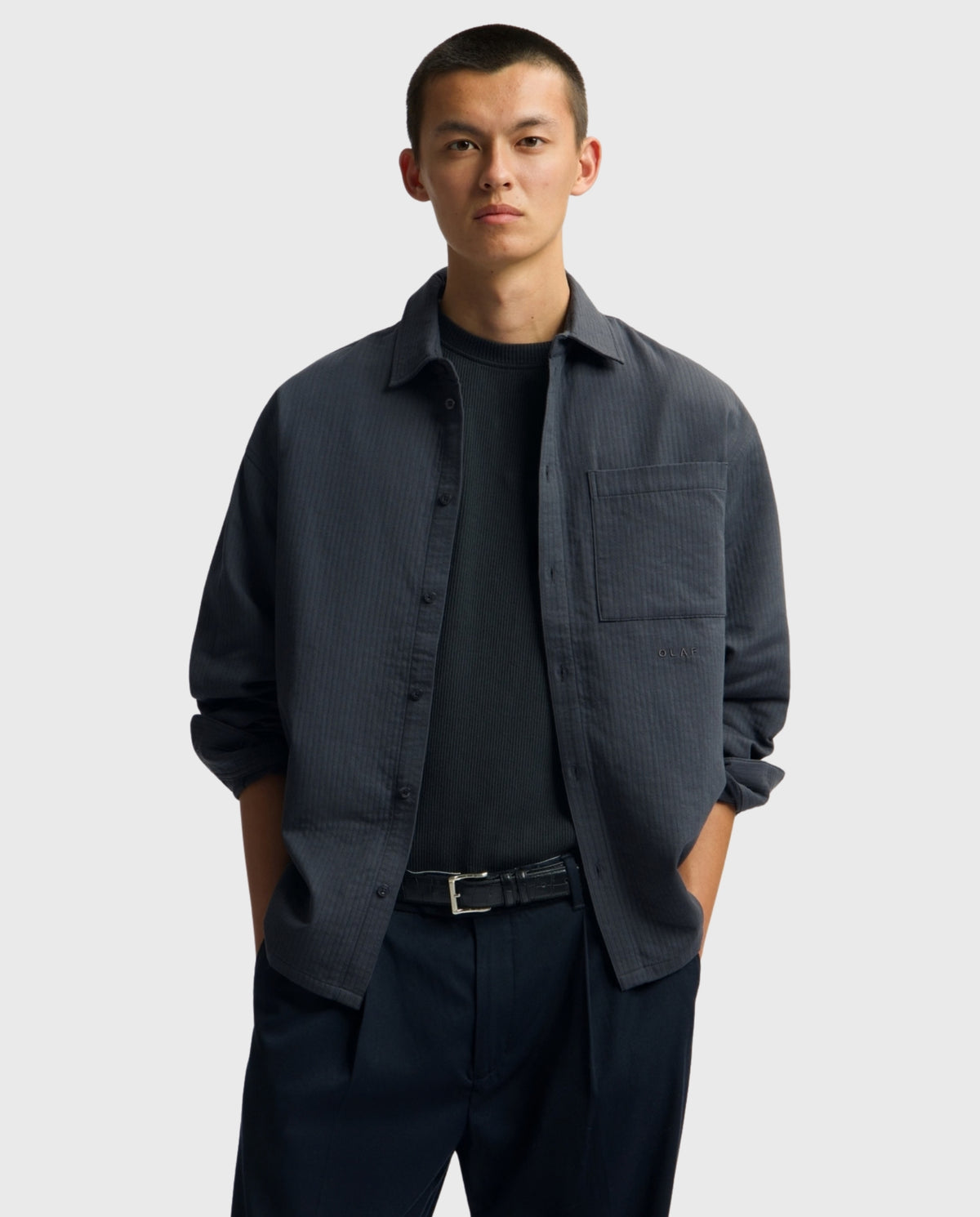 Donkerblauw boxy overhemd met borstzak, knoopsluiting en lange mouwen
