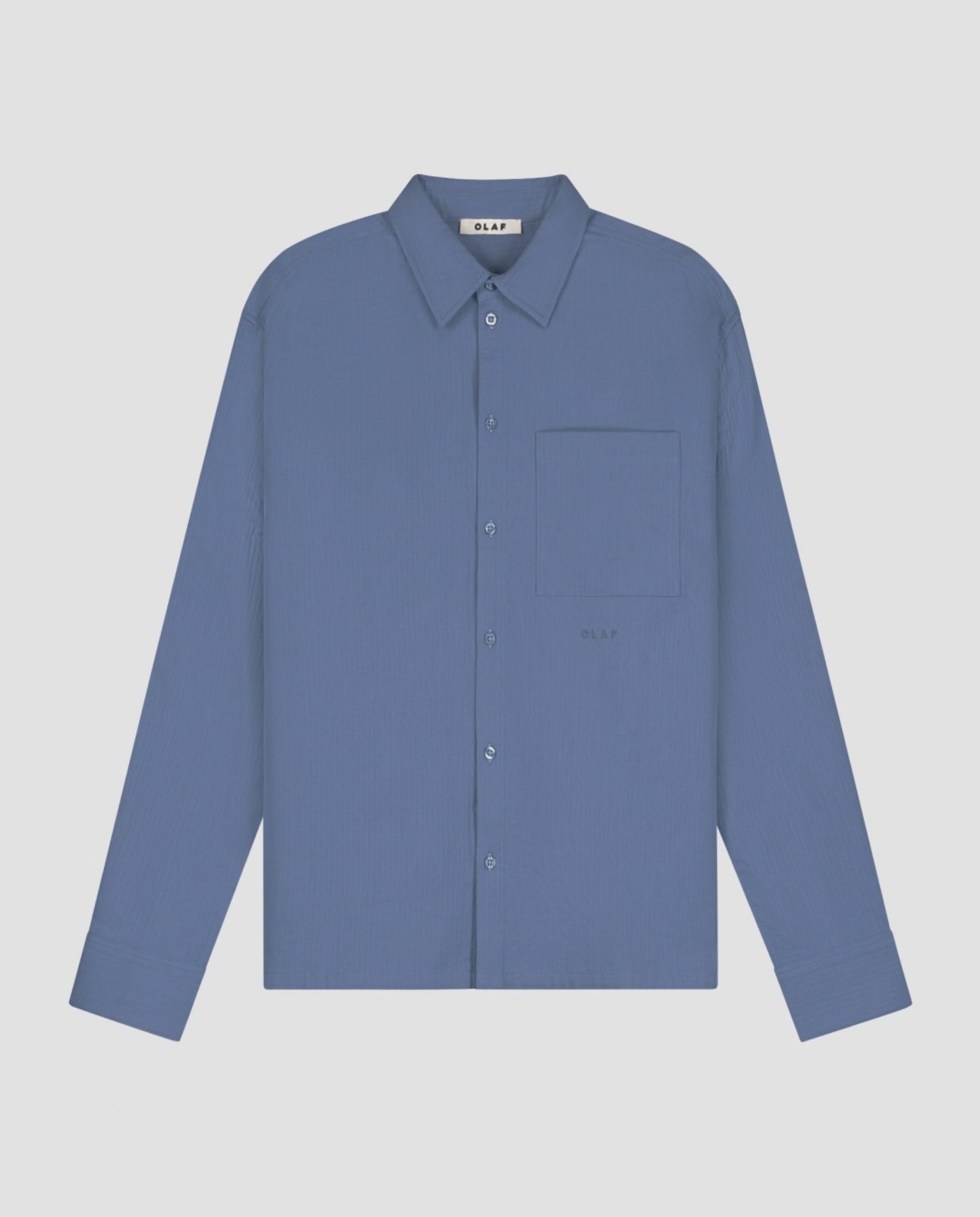Dusty blue boxy overhemd plat vooraanzicht met borstzak en knoopsluiting