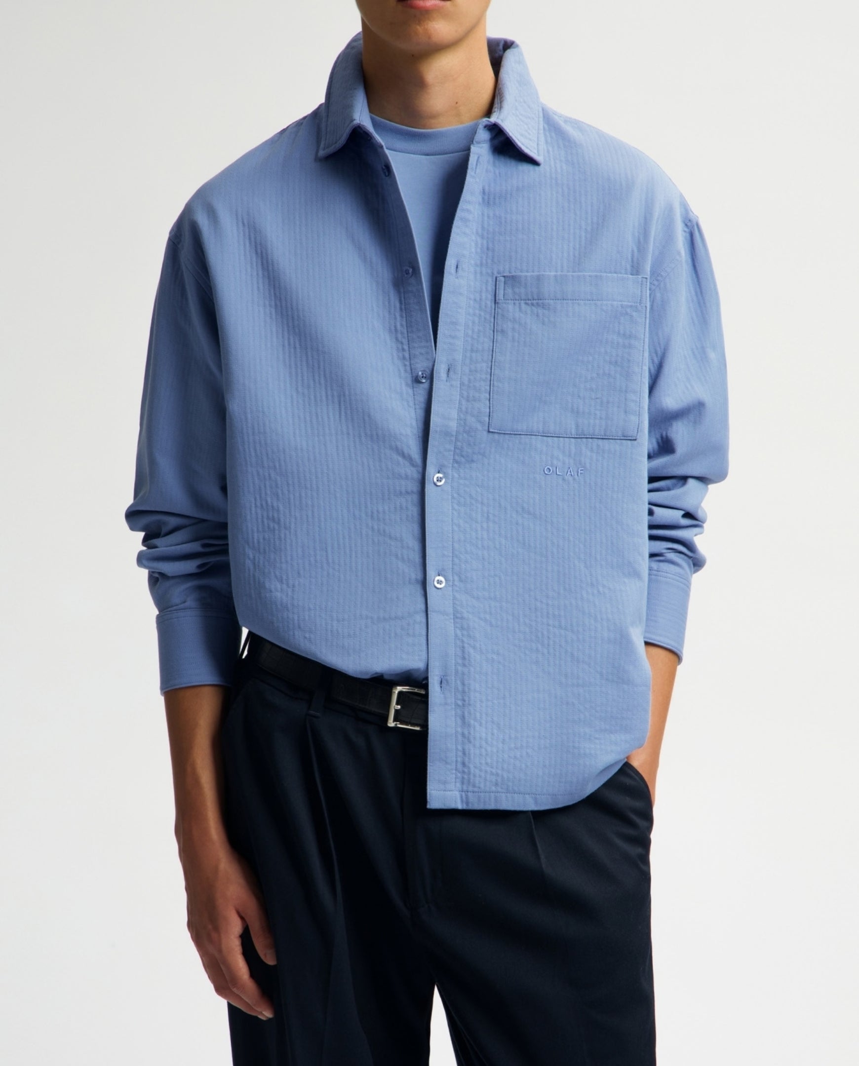 Dusty blue overhemd met borstzak, puntkraag en knoopsluiting; lange mouwen