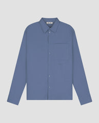 Dusty blue boxy overhemd plat vooraanzicht met borstzak en knoopsluiting