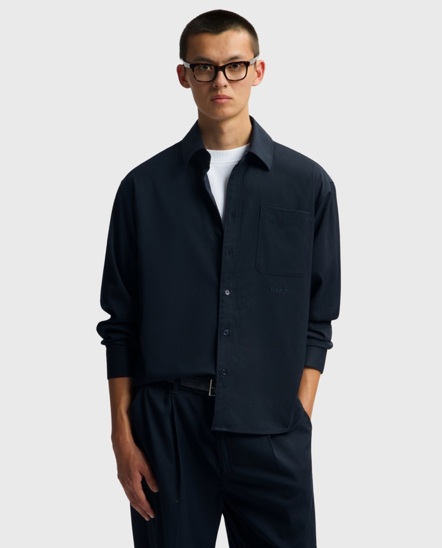 Oversized navy overhemd met kraag en knopen, lange mouwen en borstzak