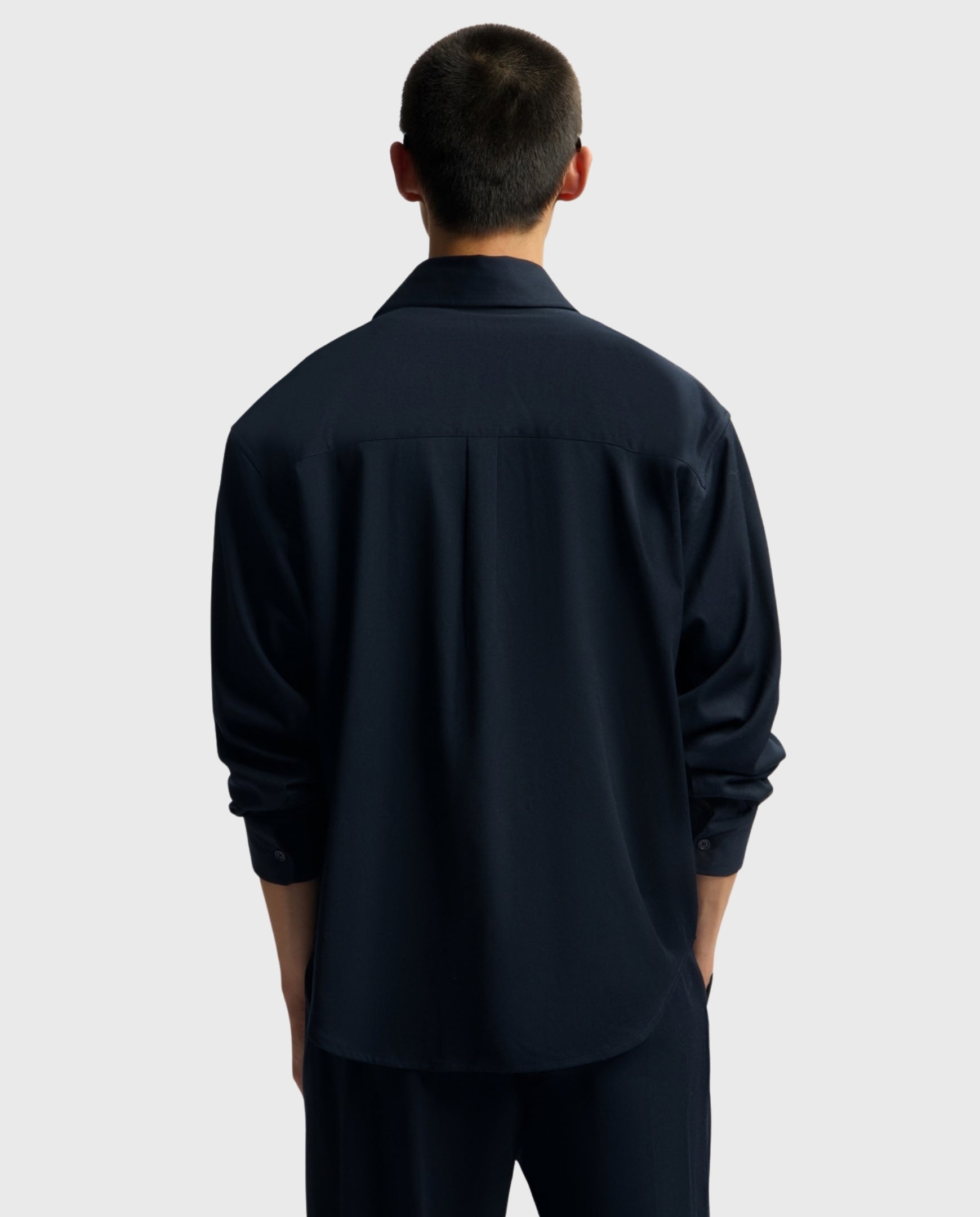 Oversized navy overhemd, achterkant met opstaande kraag en lange mouwen