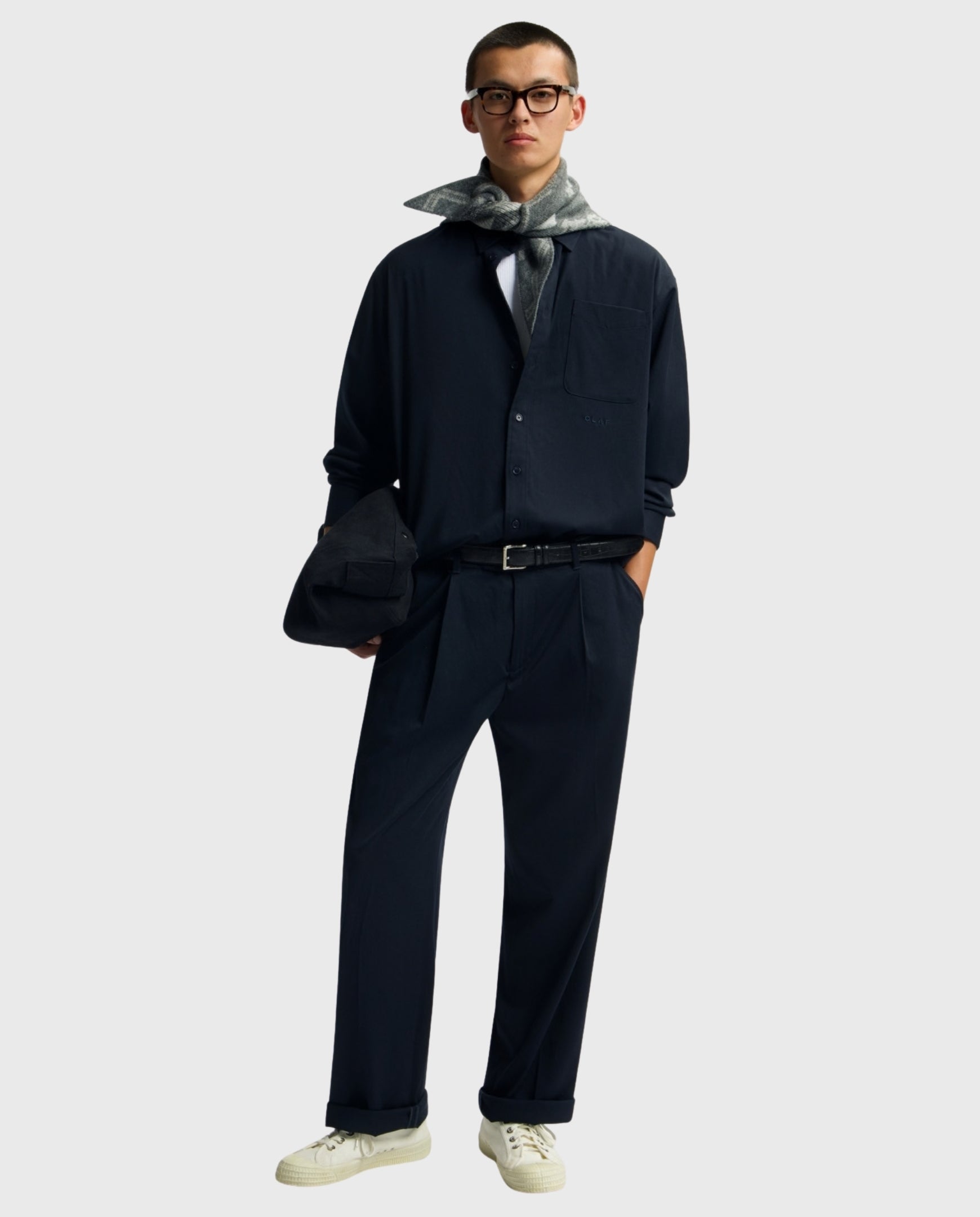 Oversized navy overhemd met kraag, knoopsluiting en lange mouwen (los gedragen)