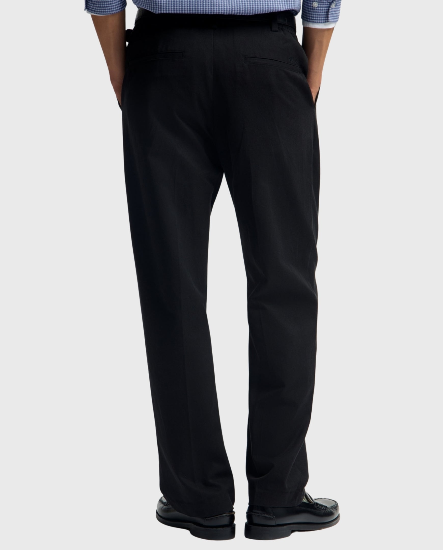 Zwarte geplooide regular fit broek aan achterkant, rechte pijpen en riemlussen.