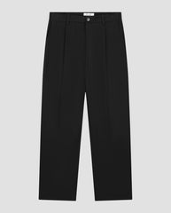 Zwarte geplooide regular fit broek, plooien, knoopsluiting en riemlussen.