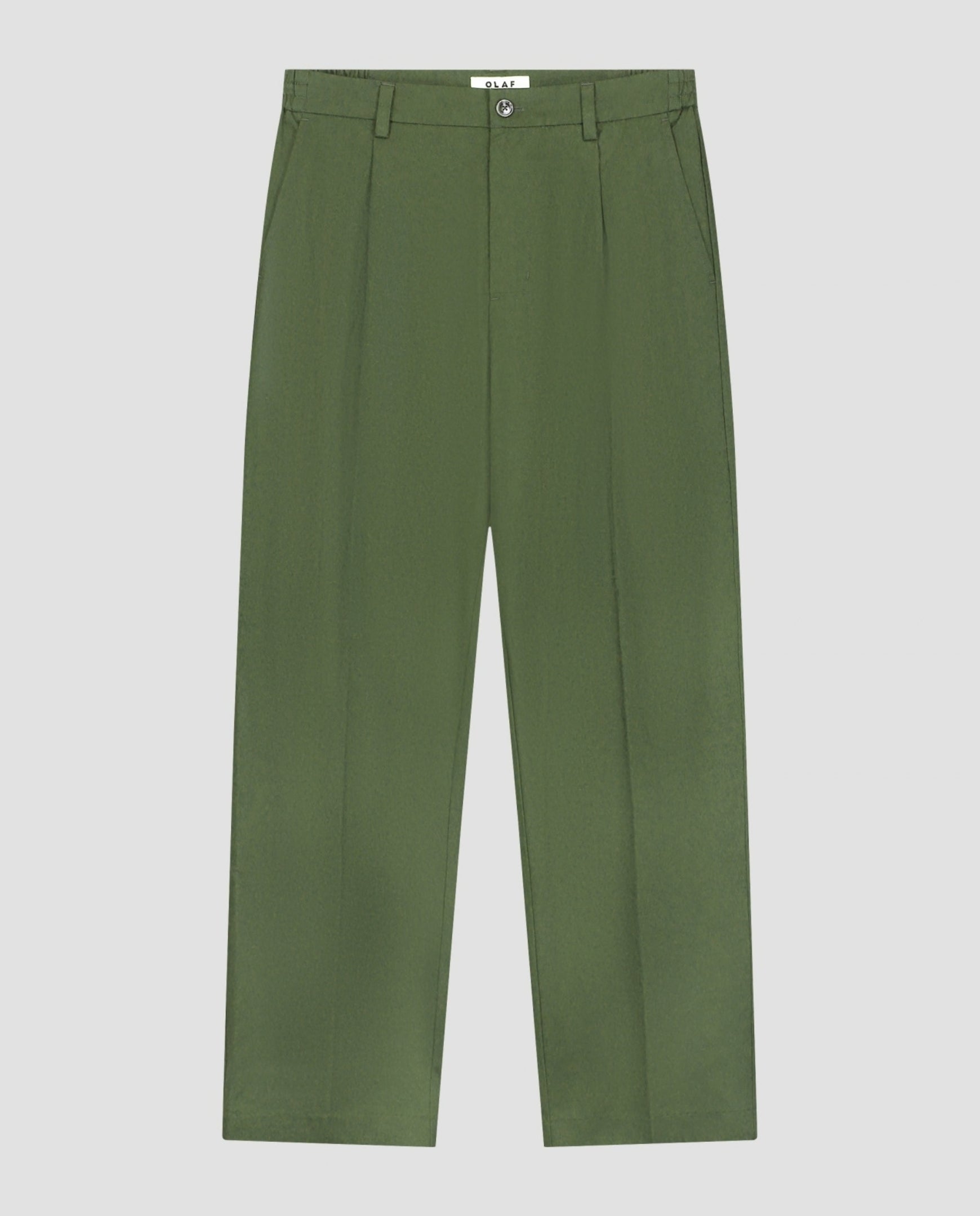Groene pantalon met rechte pijpen, plooien, riemlussen en knoopsluiting; vooraanzicht.