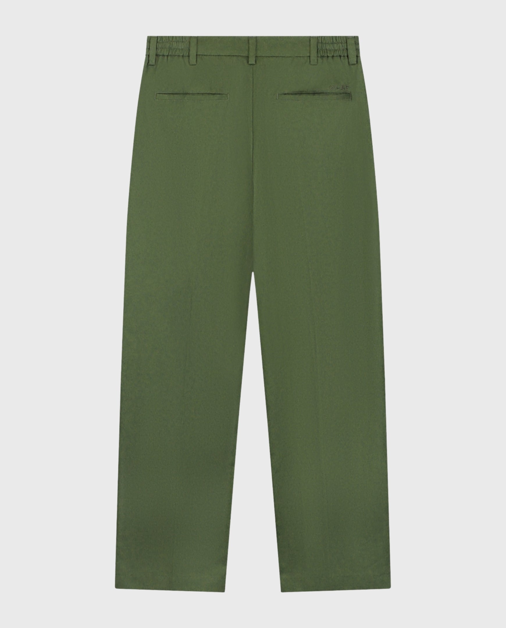 Groene pantalon met rechte pijpen, plooien en gulp met knoop; riemlussen en zijzakken.