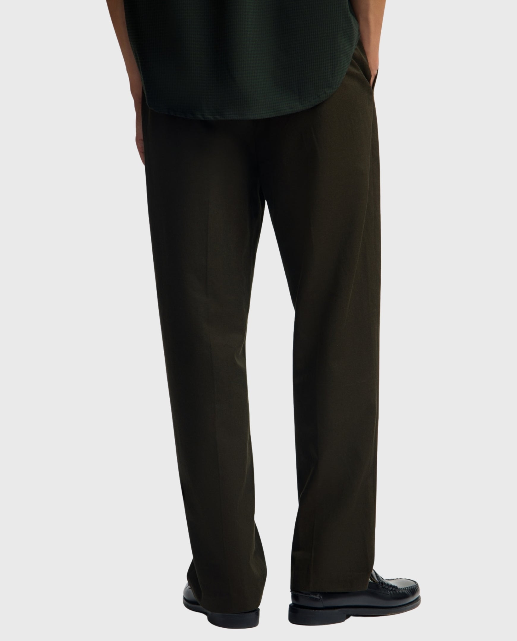 Donkergroene pantalon met rechte pijpen, achteraanzicht met middennaad en zoom.