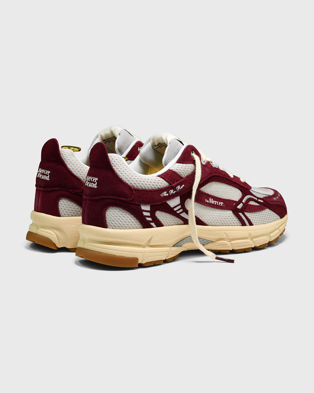 Vintage sneakers donkerrood en wit met beige zool en veters; achter- en zijkant