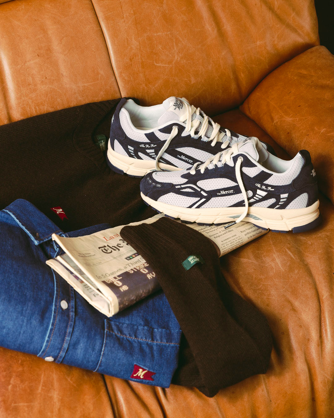 Paar donkerblauwe sneakers met witte mesh bovenkant en beige zool