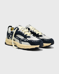Donkerblauwe sneakers met witte mesh bovenkant en beige tussenzool, driekwartaanzicht