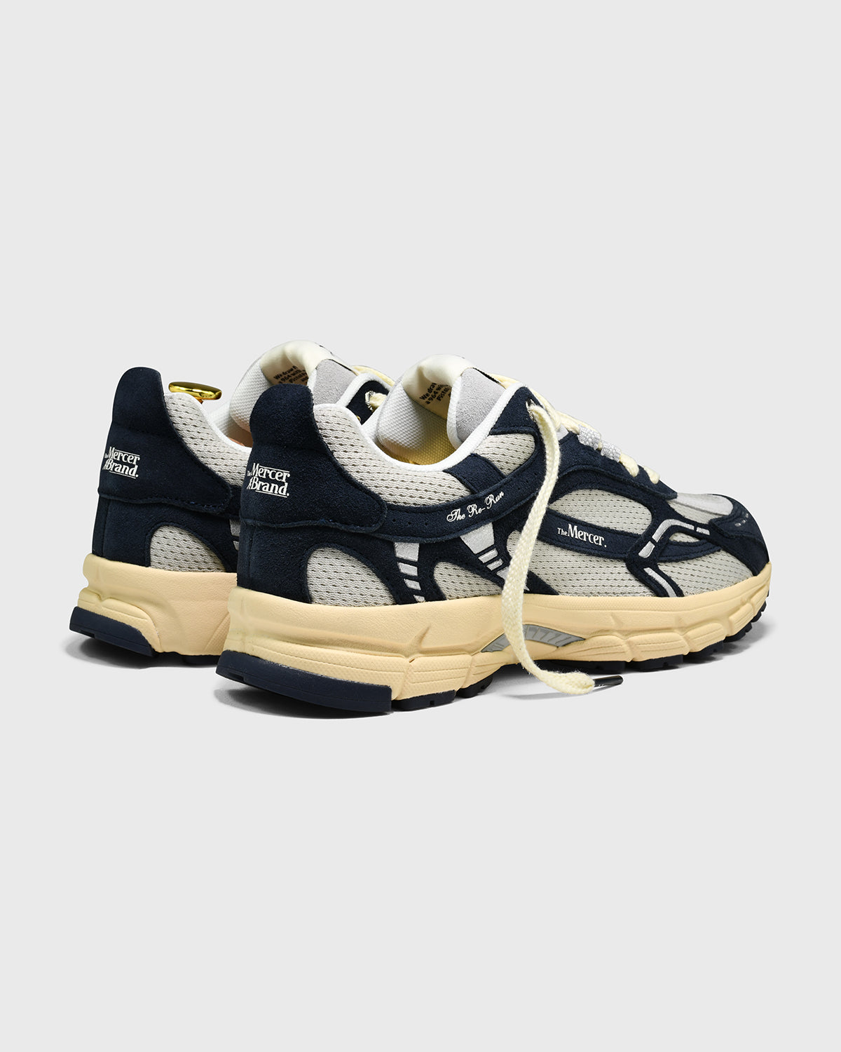 Donkerblauwe sneakers met witte inzet en beige zool, zijaanzicht