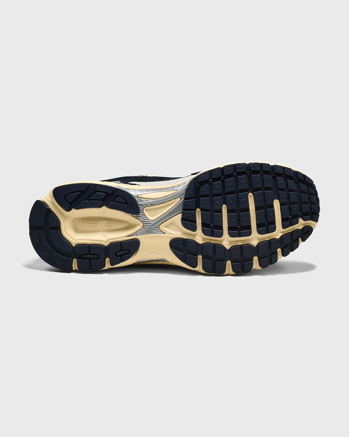 Donkerblauwe sneakerzool met beige randen en grof profiel