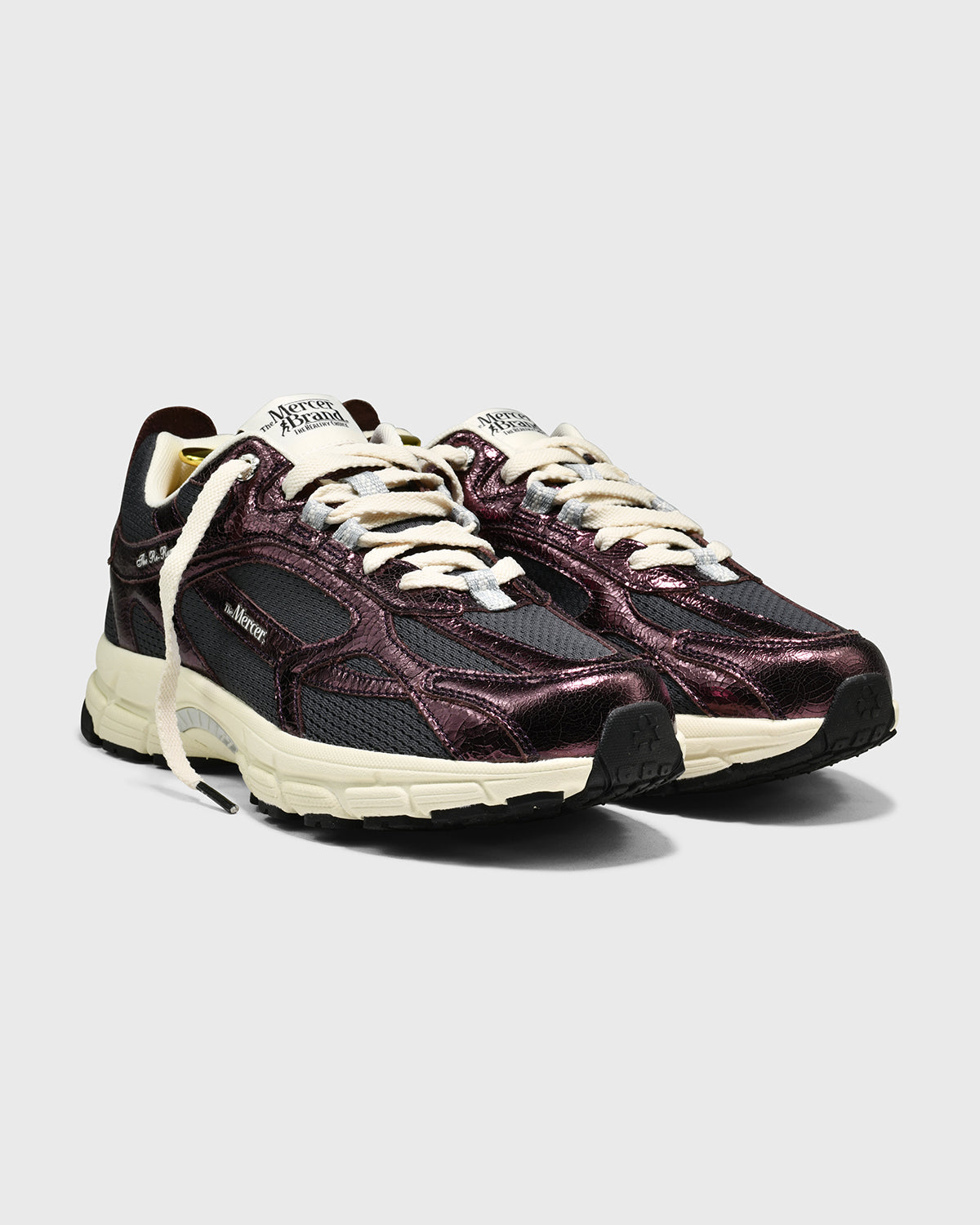 Sneakers frontaanzicht donkerrood met gescheurde print, brede veters en crème zool