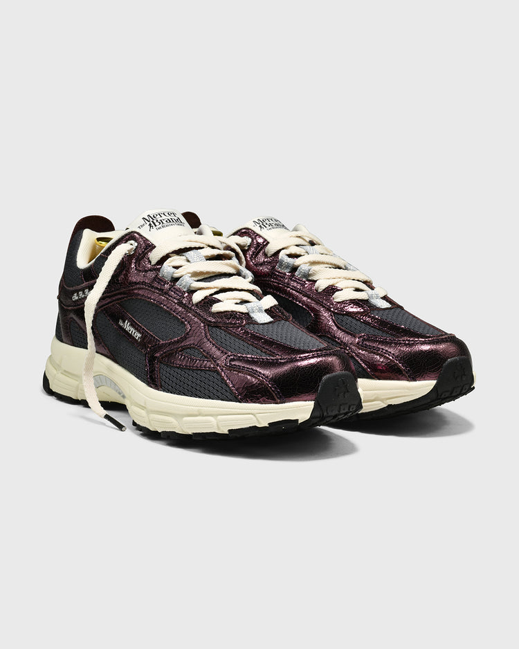 Sneakers frontaanzicht donkerrood met gescheurde print, brede veters en crème zool