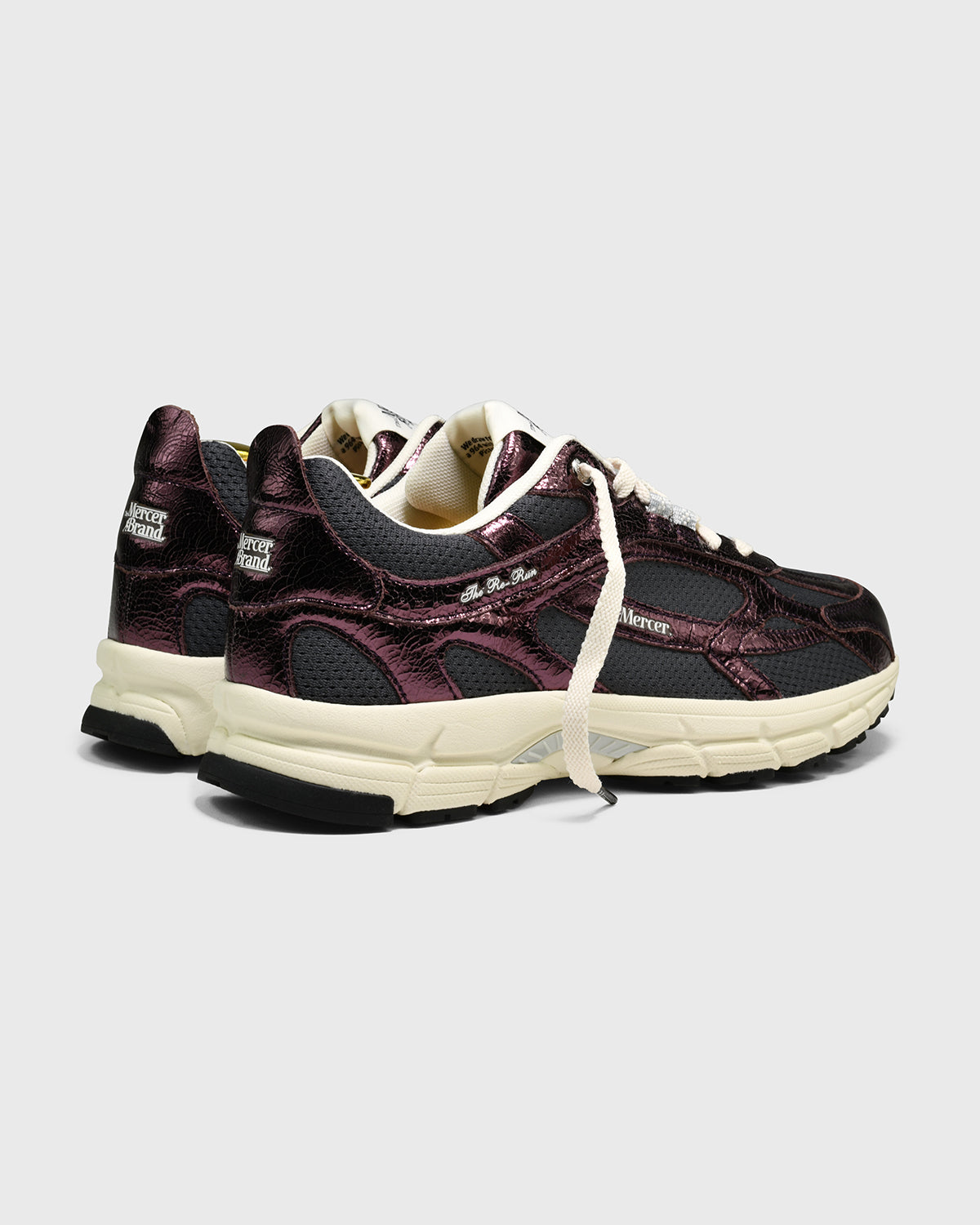 Sneakers front/zij: donkerrood met gescheurde print, witte veters en crème tussenzool