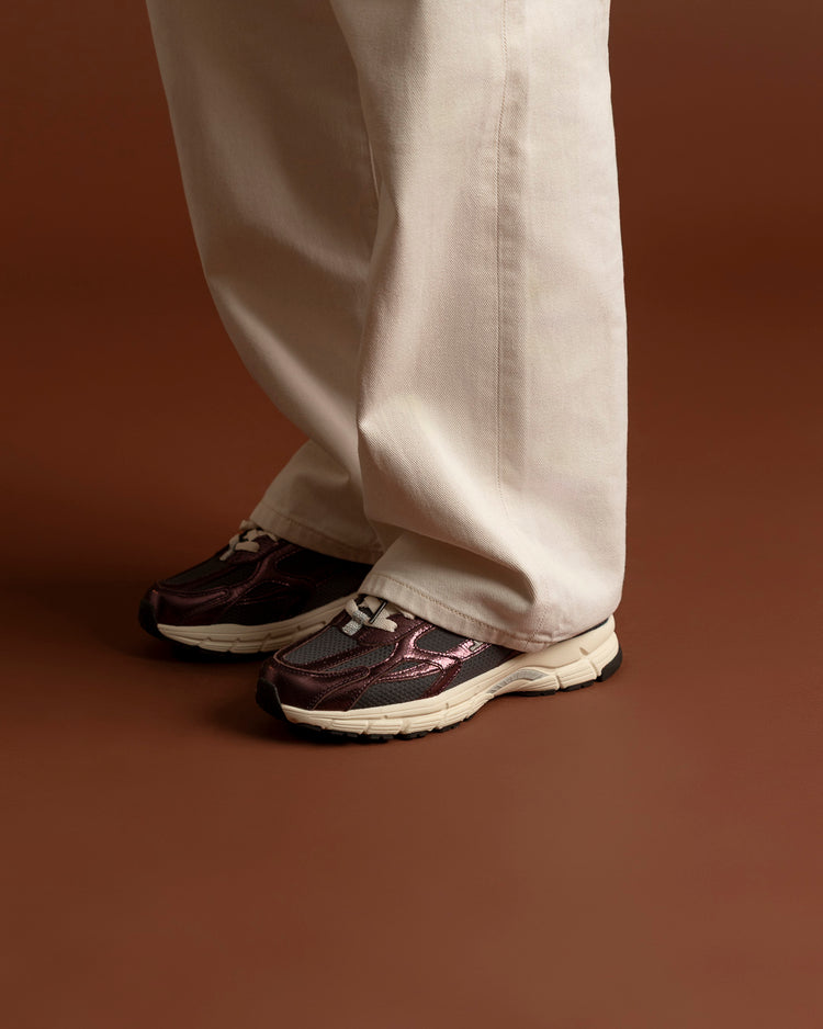 Sneakers donkerrood met gescheurde print, witte veters en crème tussenzool