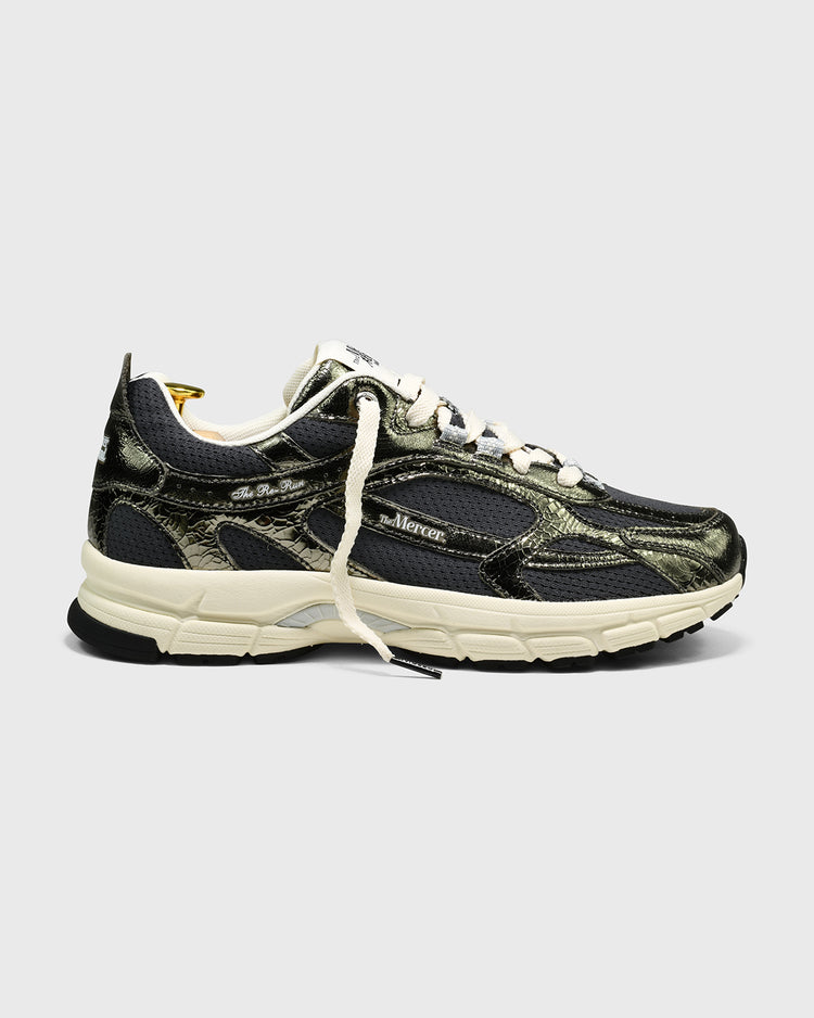 Donkergroene sneakers met witte veters en gebarsten print, zijaanzicht