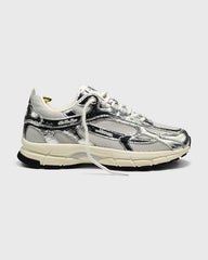 Zilveren sneaker met gekraakte print, witte veters en crèmekleurige tussenzool