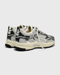 Zilveren sneaker met gekraakte print, witte veters en zwarte hak met crèmezool