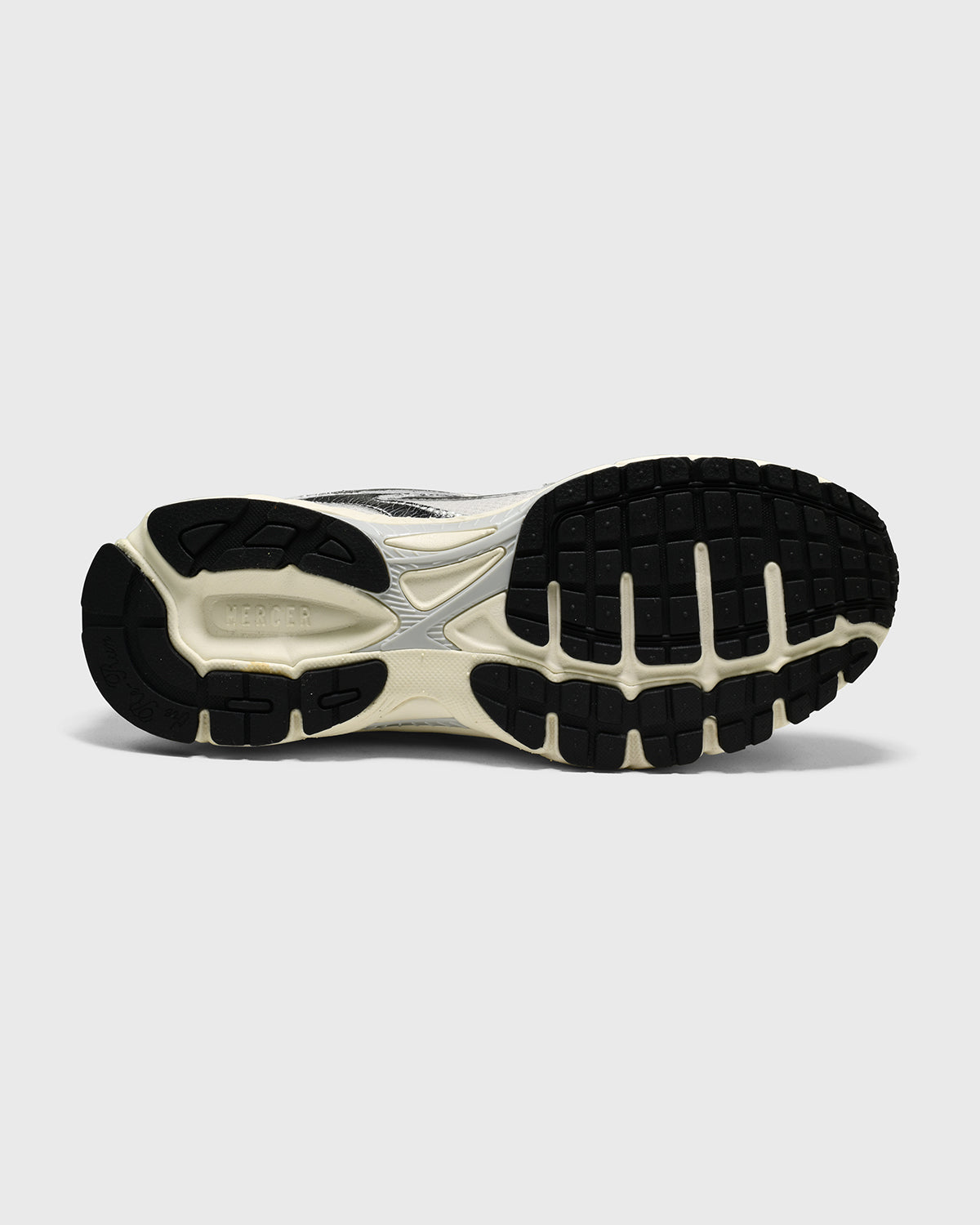 Zilveren sneaker met gekraakte print, zwarte loopzool en crèmekleurige tussenzool