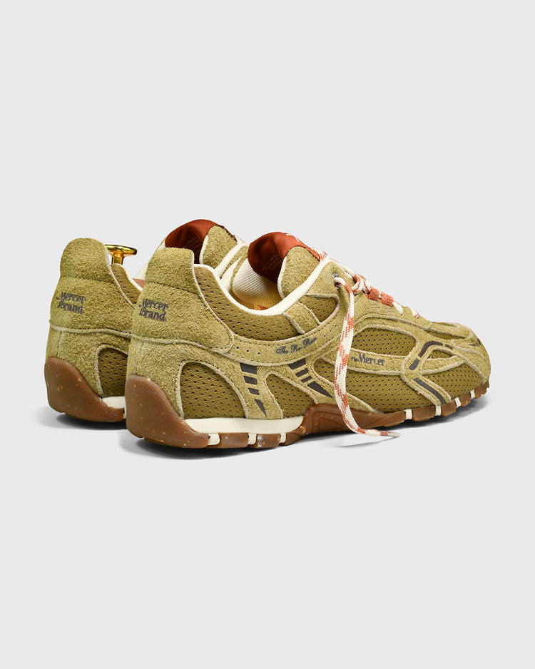 Suède sneaker olijfgroen met oranje veters, achteraanzicht met zicht op hiel.