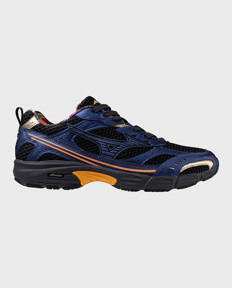 Blauwe en zwarte Mizuno sneaker met oranje accenten en veters