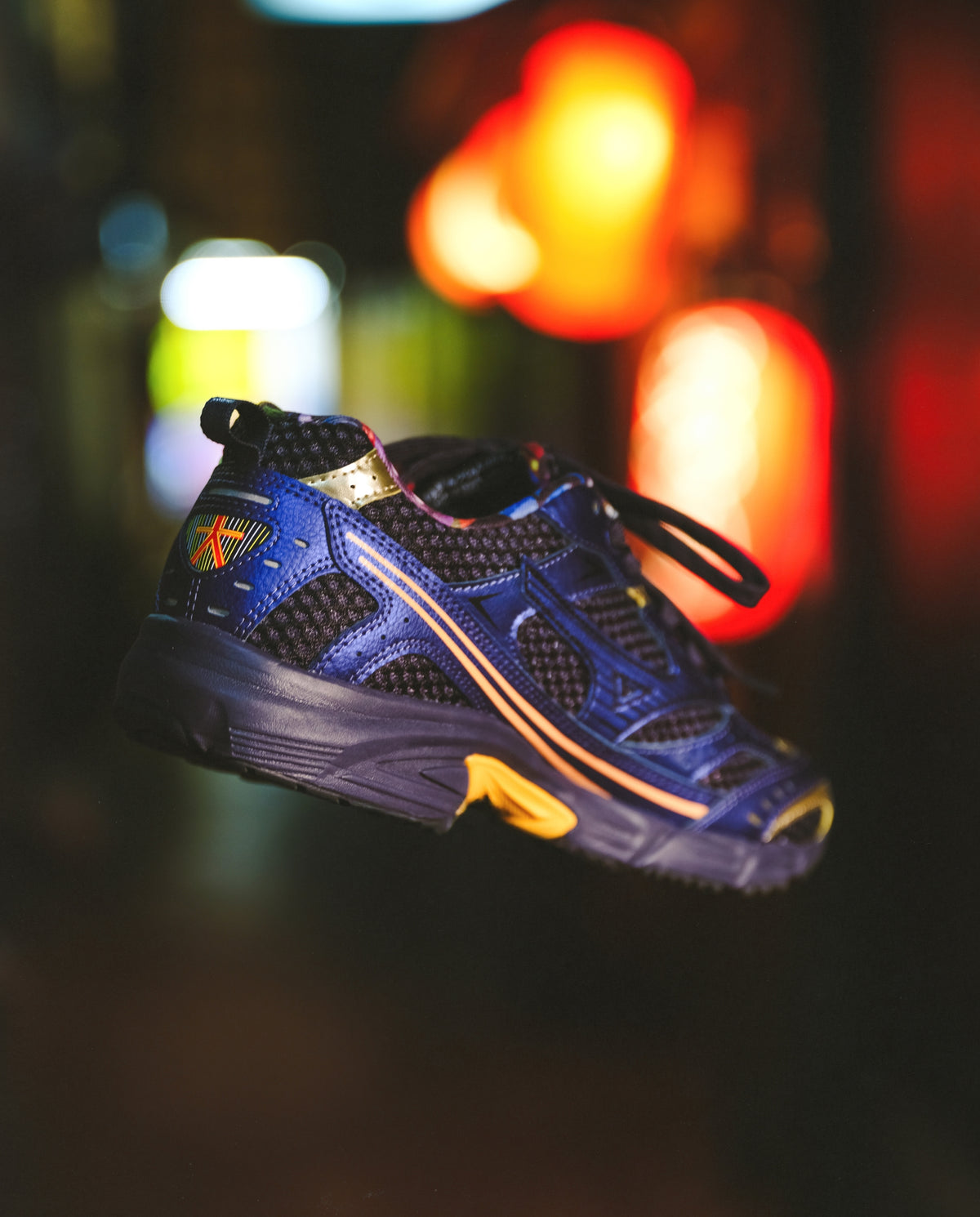 Mizuno MXR hardloopschoen met donkerblauw bovenwerk, oranje zoolrand en oranje logo